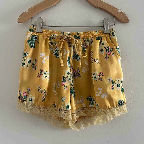 tabitha weis Pants - Yellow Floral & Lace Coquette Satin Sleep Shorts w/ Pockets Sz XS